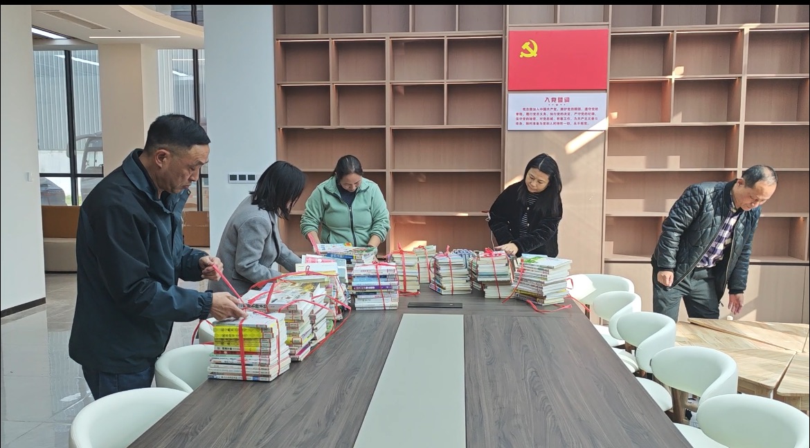 流动书香进园区 文化服务暖人心—— 浠水“流动书房”开进县智慧物流园 为一线职工送“精神能量”